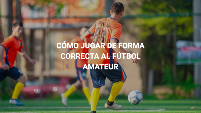 Jugadores de fútbol amateur disputando un partido en un campo de césped artificial, mostrando cómo jugar al fútbol amateur correctamente