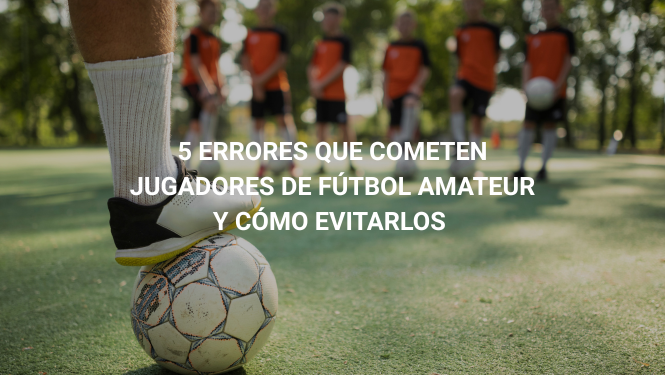 Jugador de fútbol amateur apoyando el pie sobre un balón en un campo de césped, con su equipo entrenando al fondo, imagen de portada sobre errores comunes en el fútbol amateur